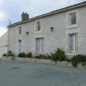 Les Puvinieres Guest House Breuil-Barret Exterior photo