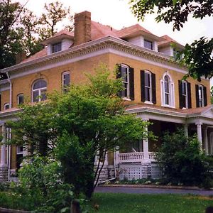 Beall Mansion An Elegant Bed & Breakfast Inn Alton Restaurant photo