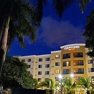 Courtyard By Marriott Miami At Dolphin Mall Hotel Exterior photo