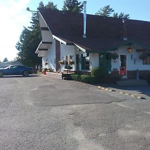 Motel Les Pins Granby Exterior photo