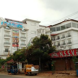 Venky Residency Hotel Kākināda Exterior photo