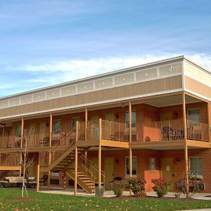 Put-In-Bay Victory Station Hotel Exterior photo