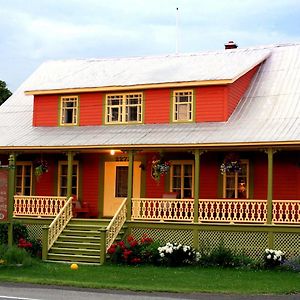 Gite De La Baie Hatee Bed & Breakfast Bic Exterior photo