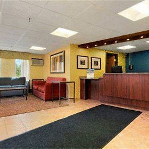 Super 8 Milwaukee West Hotel Wauwatosa Interior photo