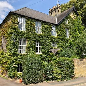 Pages Hotel And Guesthouse Harlow Exterior photo