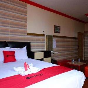 RedDoorz near Kendari Beach 2 Hotel Exterior photo