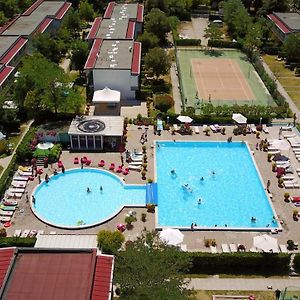 Blu Marlin Appartamenti Con Piscina Lido Adriano Exterior photo